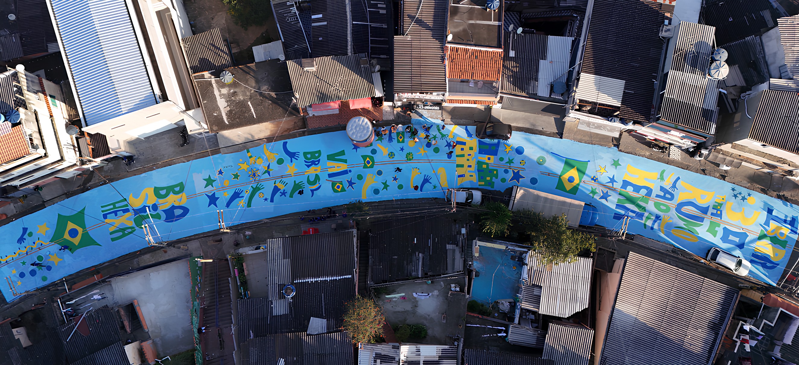 VÍDEO: drone mostra ruas coloridas de verde e amarelo em comunidades de SP pintadas às vésperas da Copa