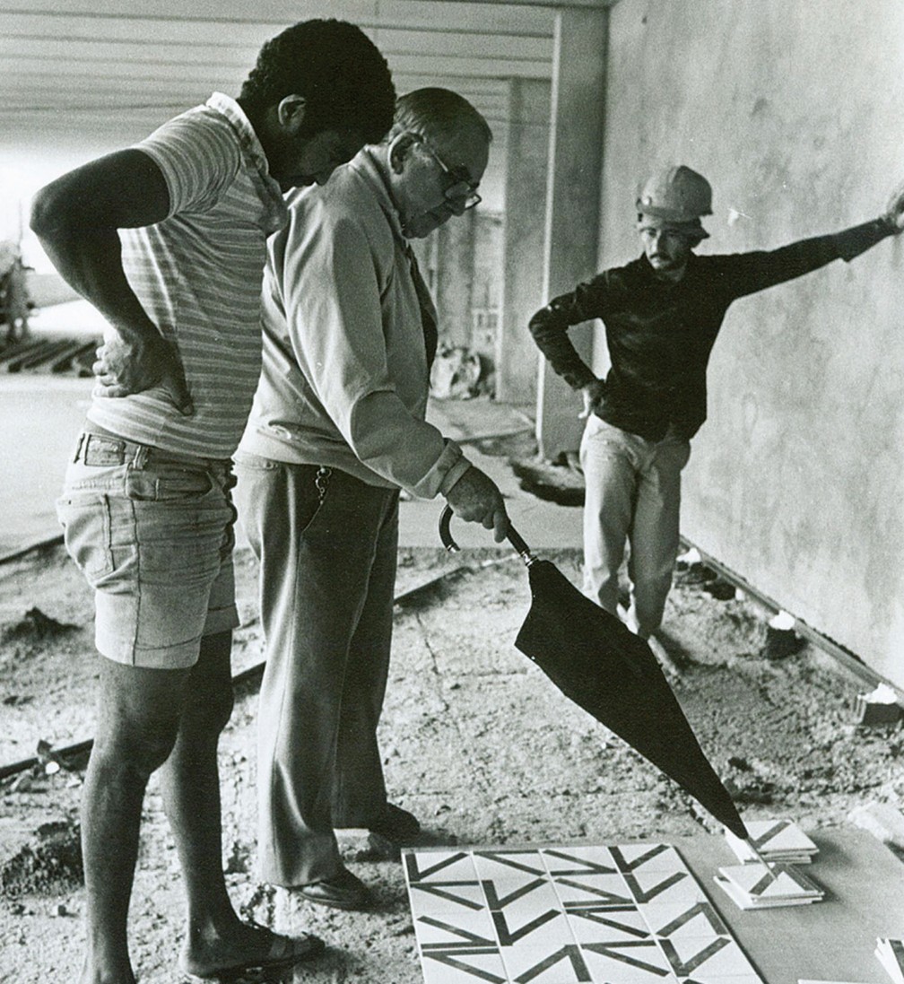 Athos Bulcão orientando funcionários na colocação dos azulejos do hospital da Rede Sarah, em 1982 — Foto: reprodução / Fundação Athos Bulcão