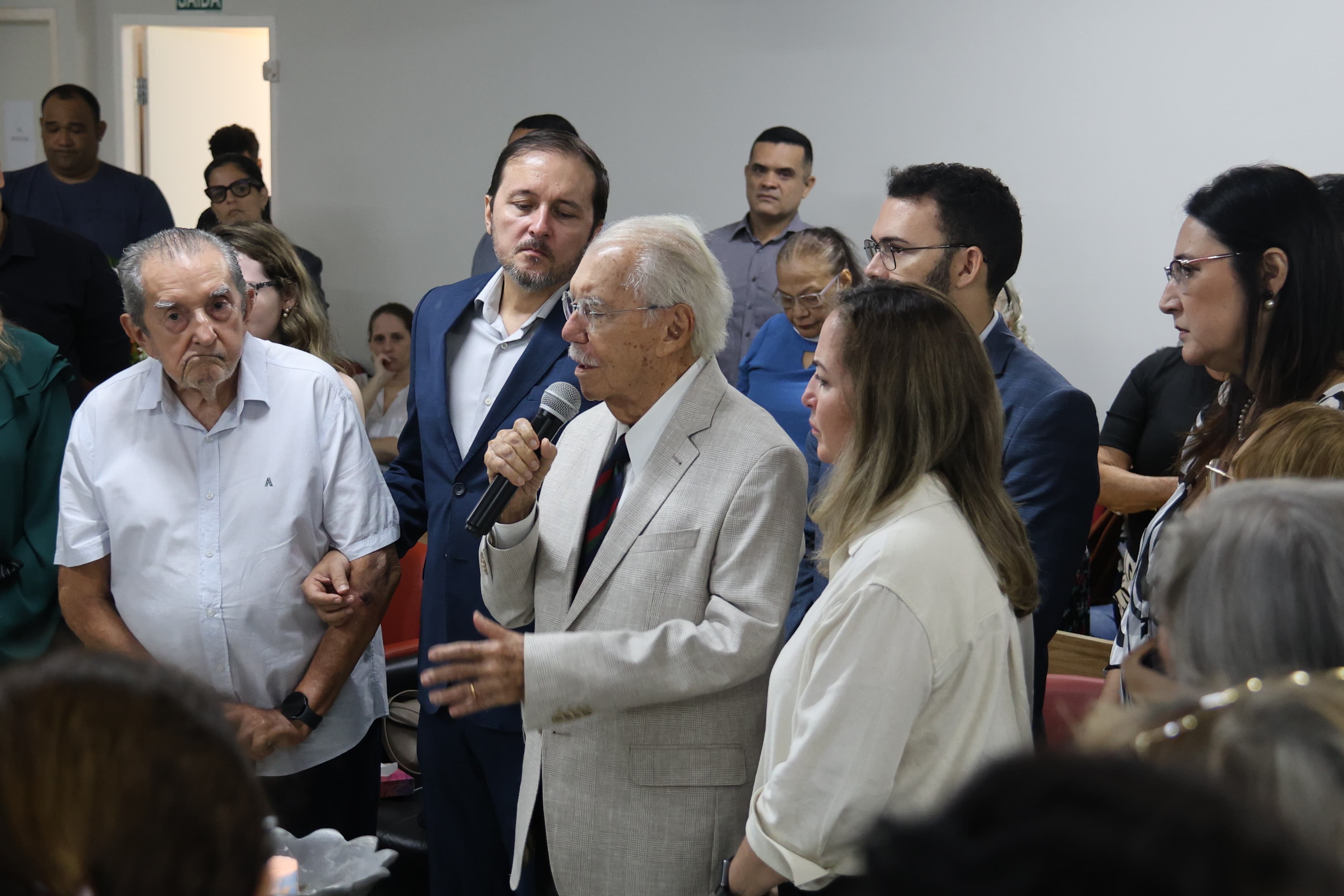 Parentes, amigos e autoridades prestam homenagens na despedida de Mário Macieira em São Luís