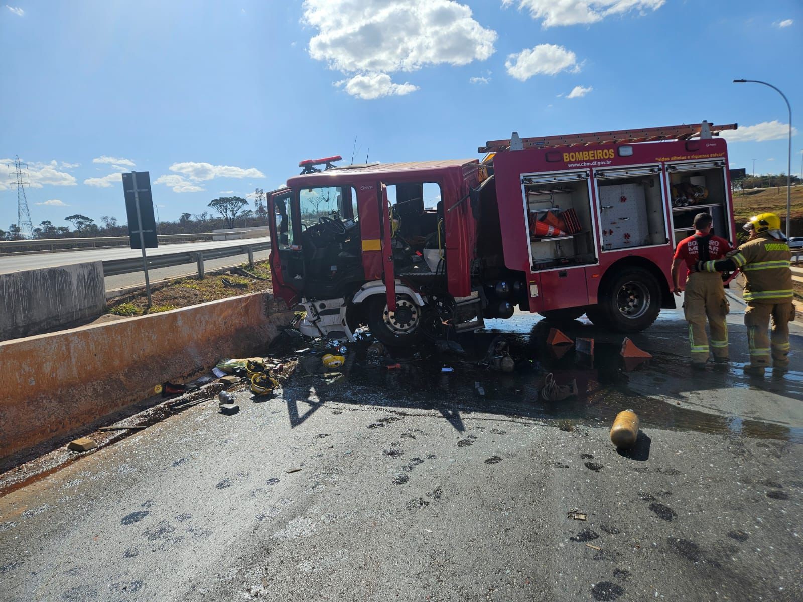 Acidente com caminhão do Corpo de Bombeiros deixa feridos e causa congestionamento na Asa Norte