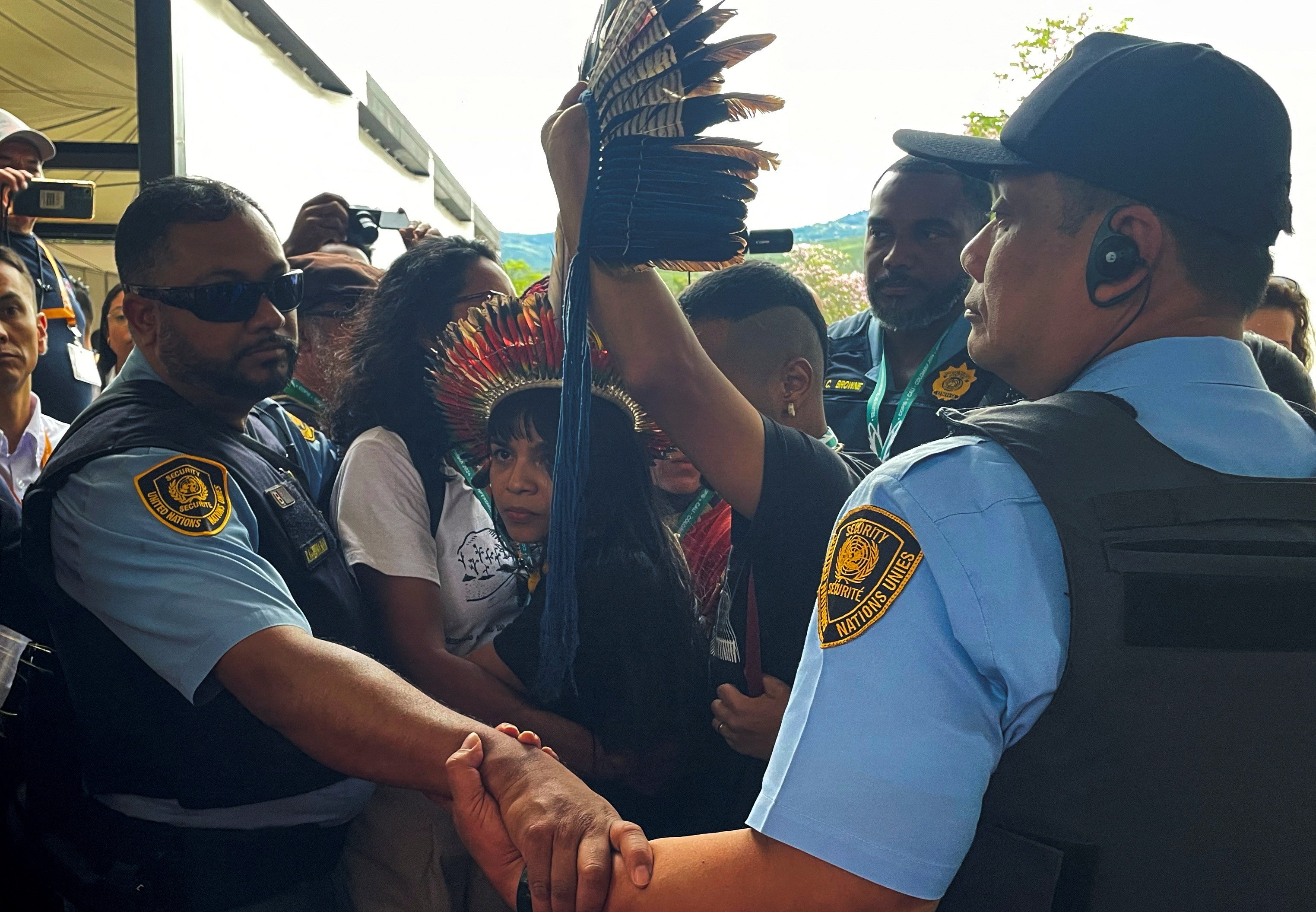 VÍDEO: Txai Suruí é cercada por seguranças durante protesto na COP 16, na Colômbia 