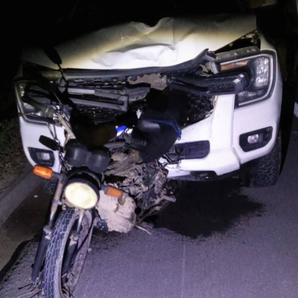 Motociclista de 43 anos morreu após ser atingido por caminhonete na BR-101, em Linhares, Espírito Santo — Foto: Reprodução