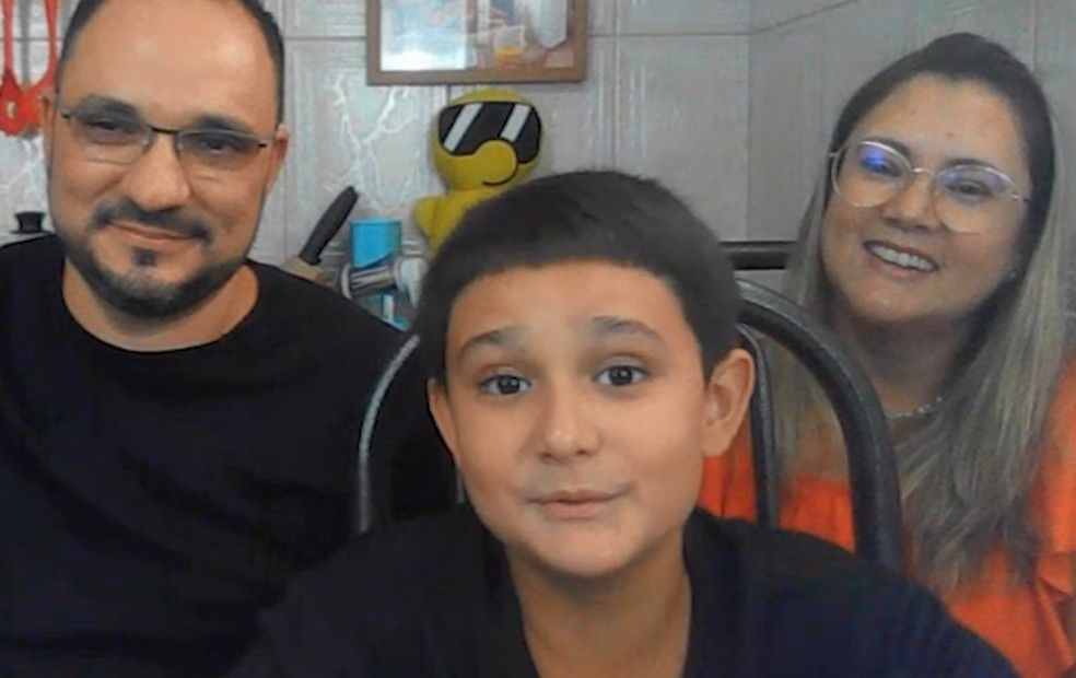 Menino de 10 anos viraliza com vídeos de receitas e alcança quase meio milhão de seguidores: 'Mini chef' — Foto: Reprodução/g1