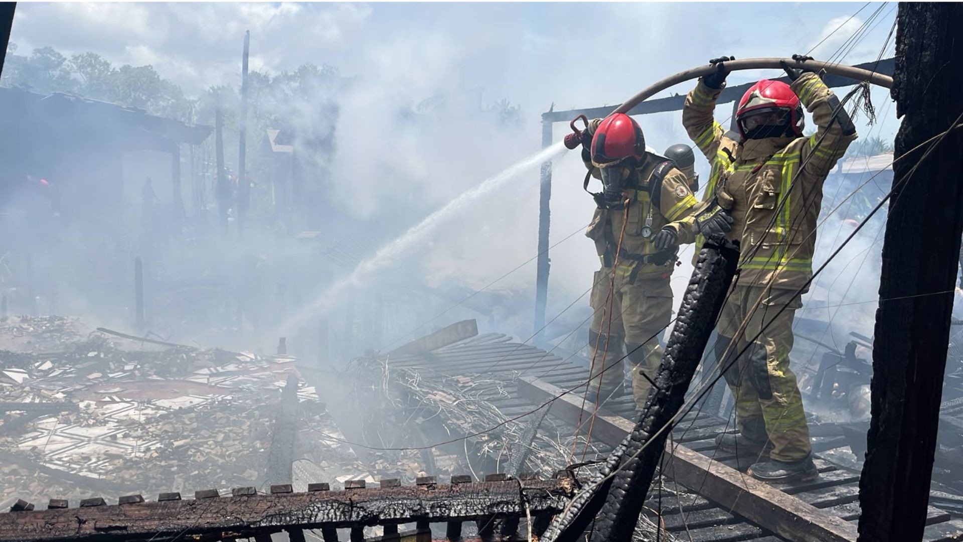 VÍDEO: incêndio destrói cinco casas em área de ressaca no bairro Paraíso, em Santana