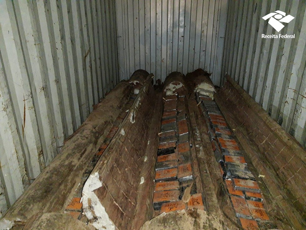 Os agentes encontraram a droga dentro de toras de madeira que seriam enviadas para a Europa. — Foto: Divulgação