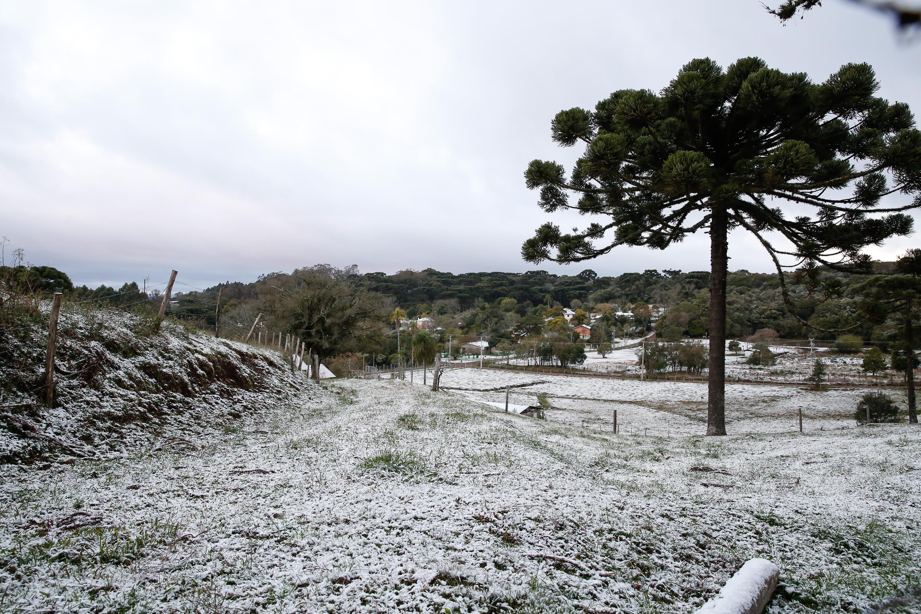 Queda de temperatura e tempestades: RS tem previsão de chuva e neve com avanço de frente fria
