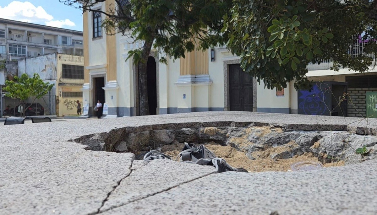 Estátua de Tiradentes segue fora de praça dois anos após vandalismo em Campos