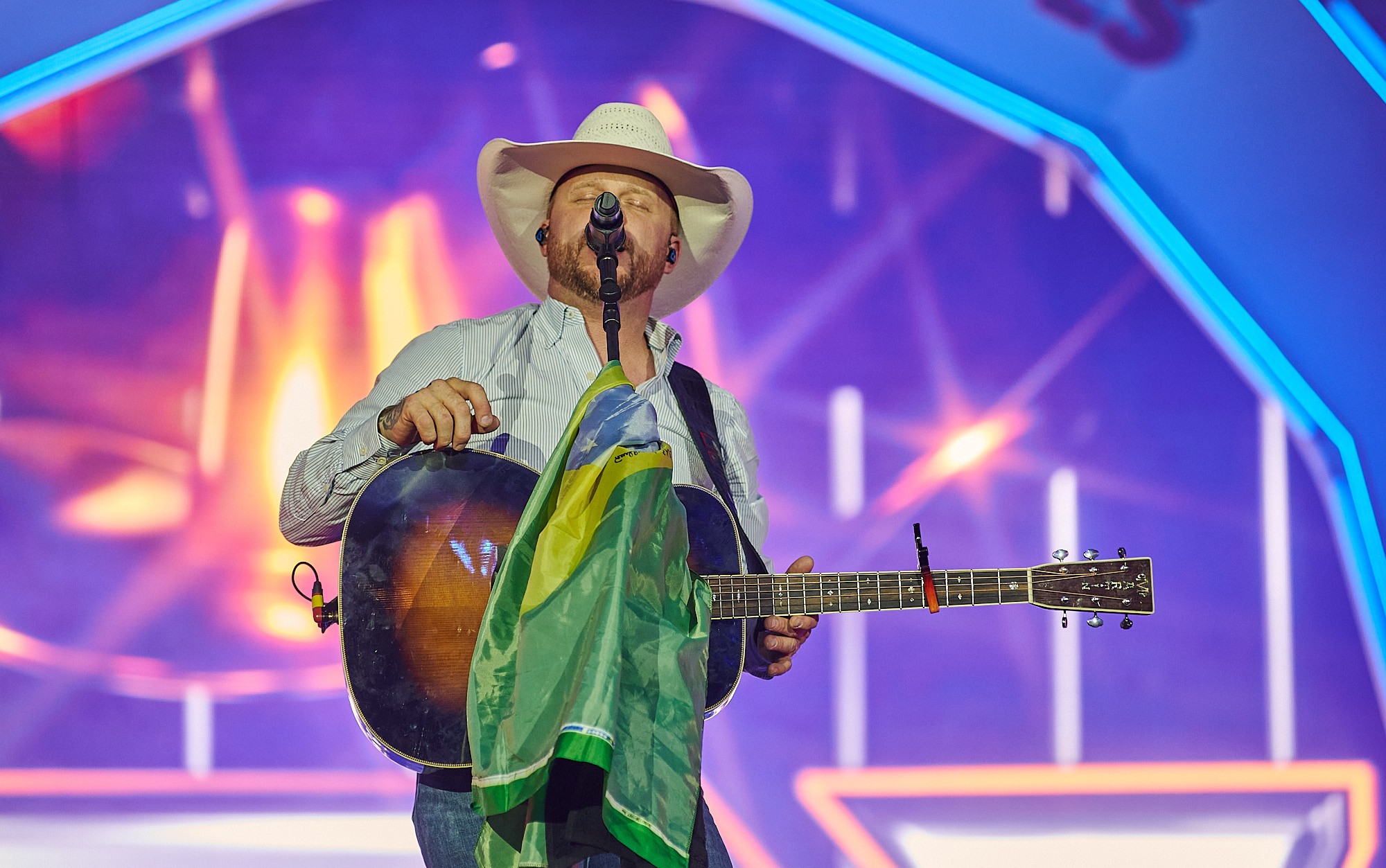 Caubói texano, Cody Johnson conquista arena de Barretos com bandeira do Brasil, exaltação ao country e lágrimas