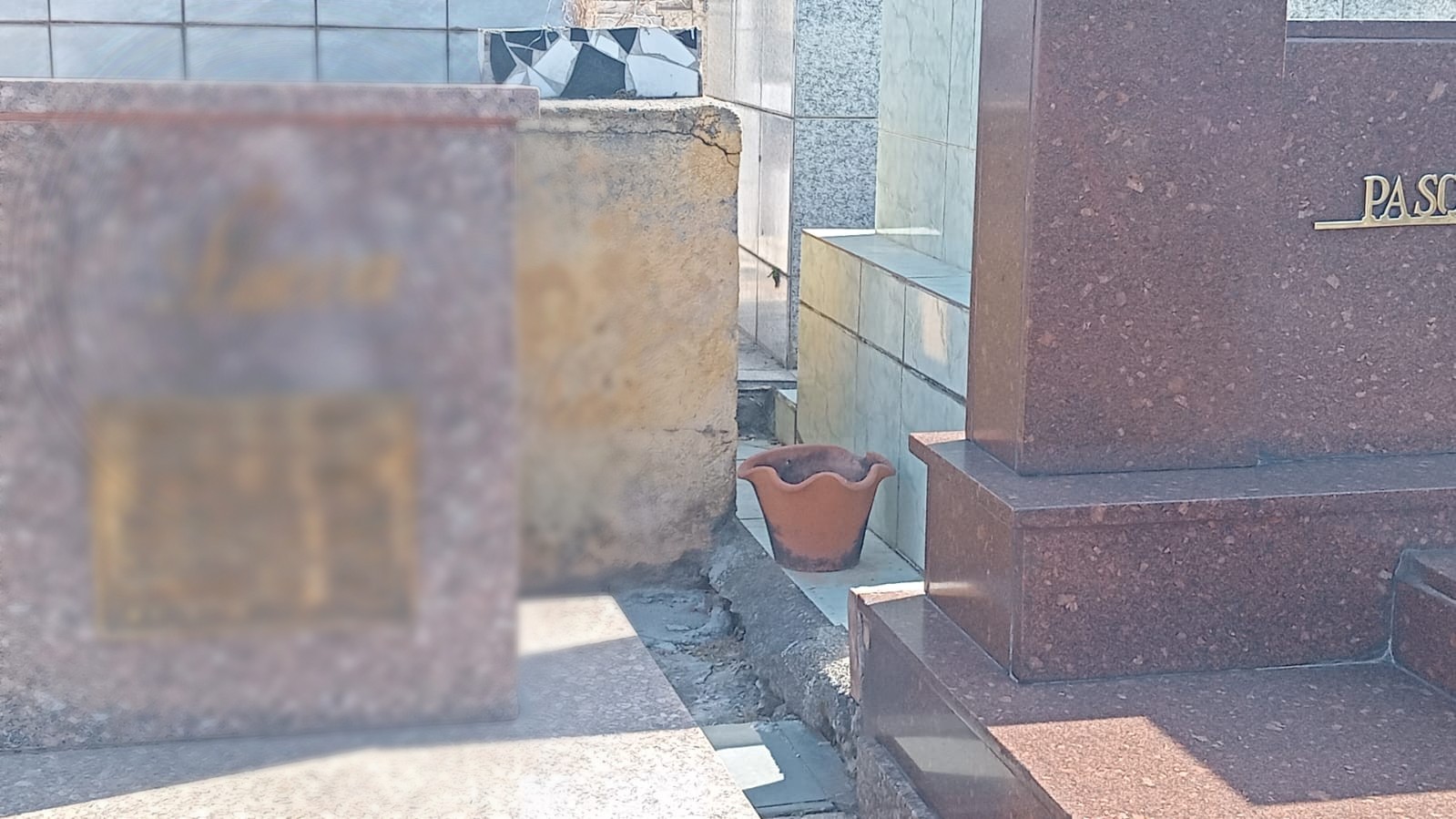 Funcionários de cemitério encontram objeto semelhante a crânio em sacola deixada atrás de túmulo em São Roque