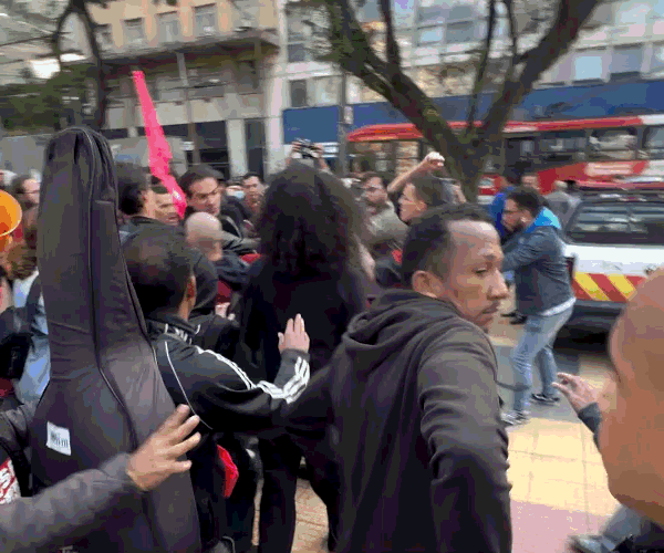 Vereador troca agressões com estudantes de USP, Unesp e Unicamp durante ato na República, em SP