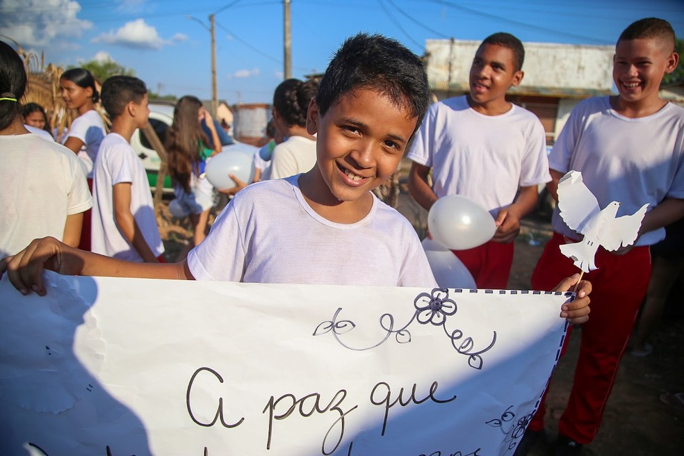 Crianças levaram cartazes pedindo paz na localidade — Foto: Dhárcules Pinheiro/Asscom Sejusp