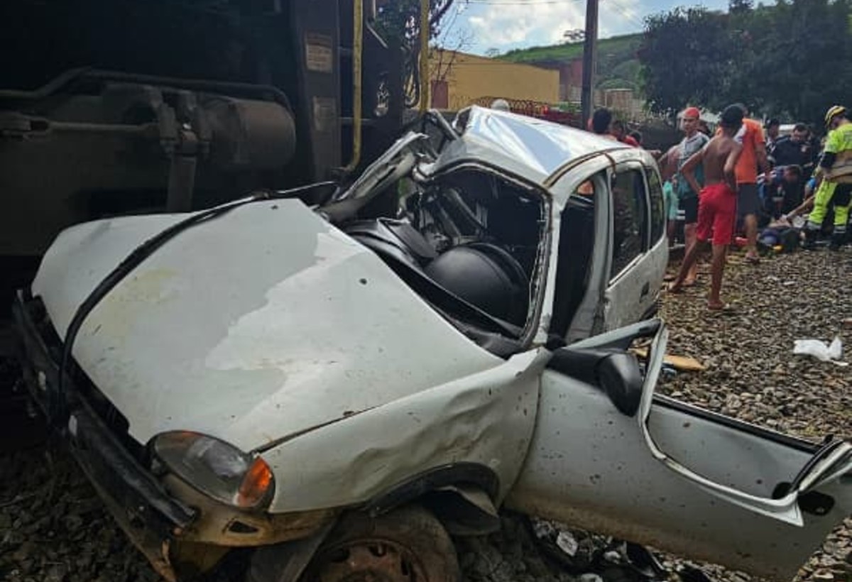 Homem morre após carro ser atingido por trem em Juiz de Fora