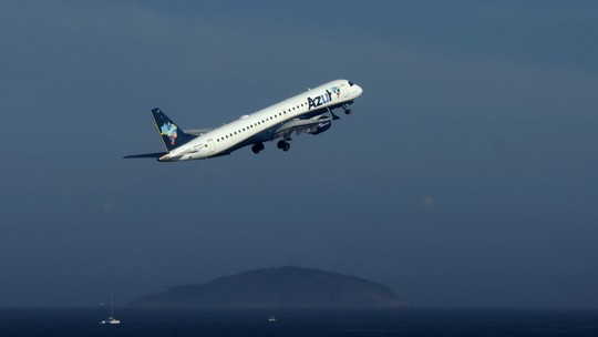 Ações da Azul despencam após prejuízo bilionário no 1º trimestre - Empresa registrou prejuízo de R$ 1,82 bilhão nos primeiros três meses do ano. Papéis da companhia caíam mais de 13% na última hora do pregão.