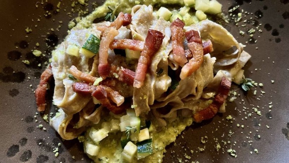 Tagliatelle de grilo servido com bacon e abobrinha — Foto: BBC