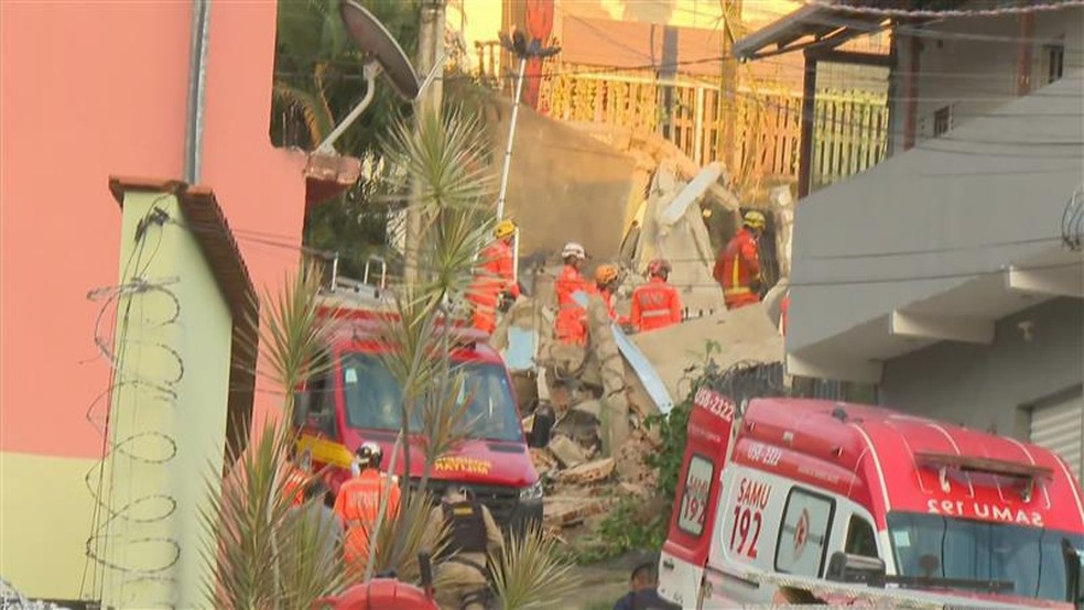 Bombeiros atuam nas buscas por vítimas. — Foto: TV Globo