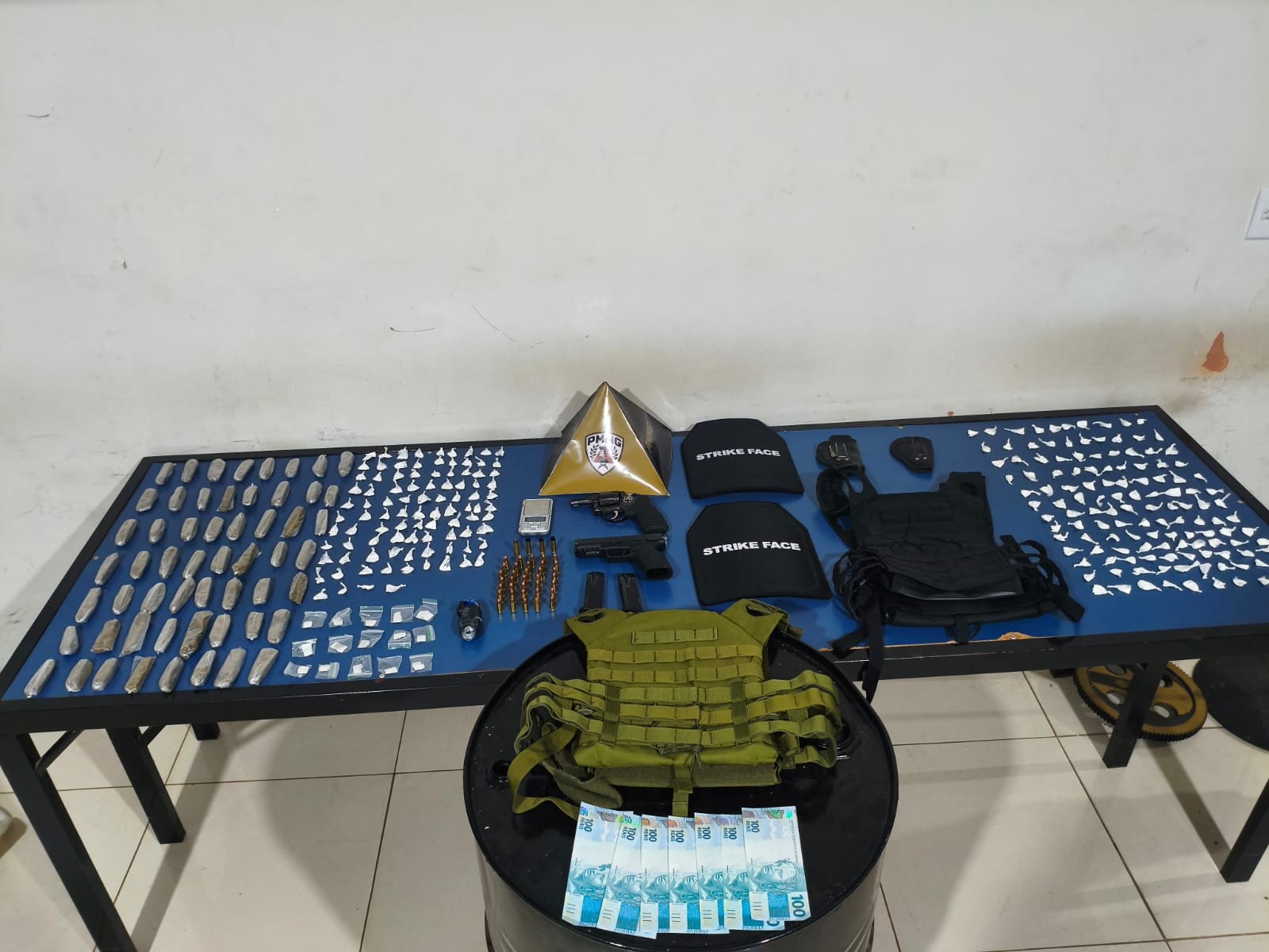 Mulher se identifica como garota de programa e diz que usava casa onde PM apreendeu arma e drogas para dormir em Montes Claros