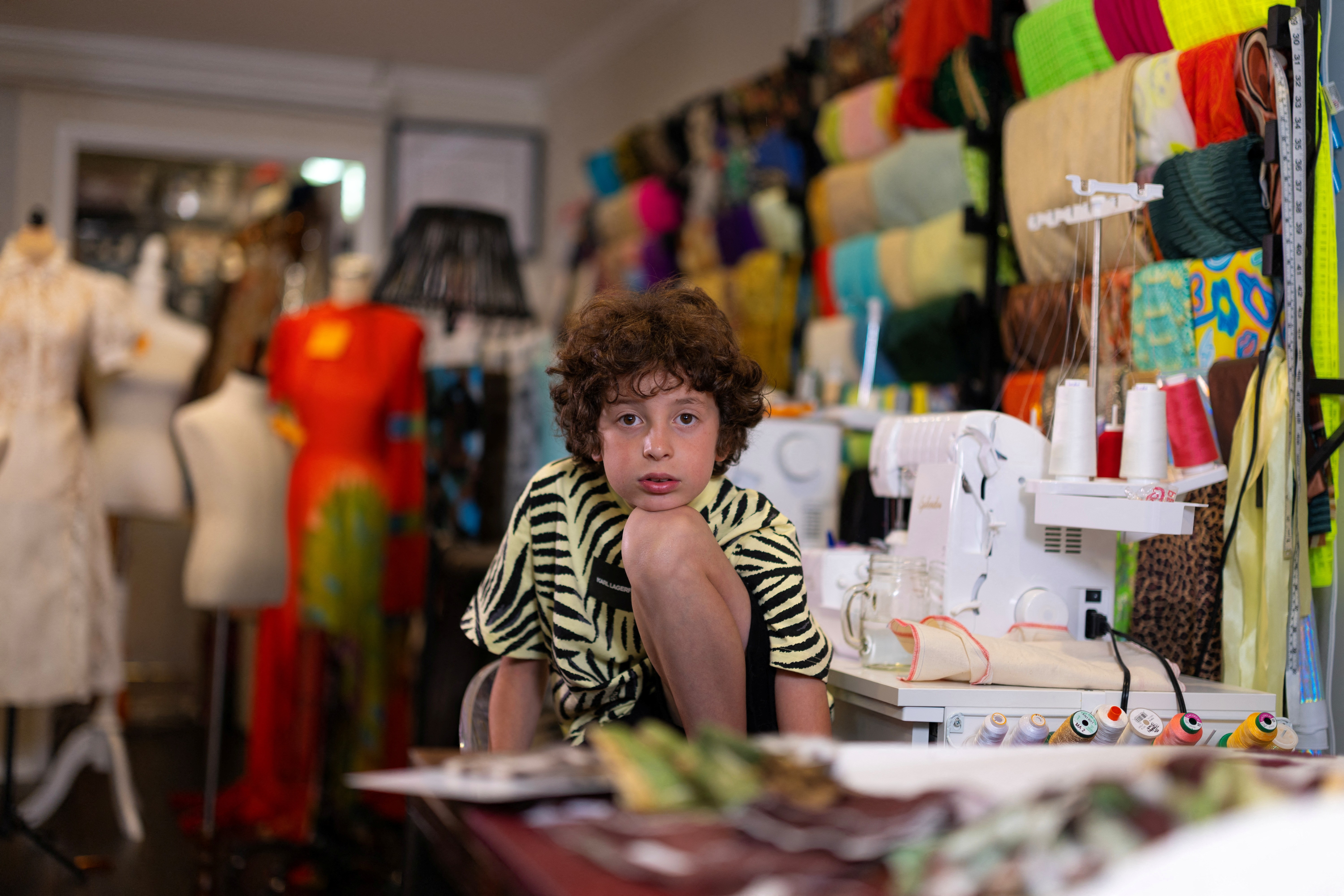Aos 10 anos, estilista de passarela mais jovem do mundo divide o tempo entre escola e passarelas