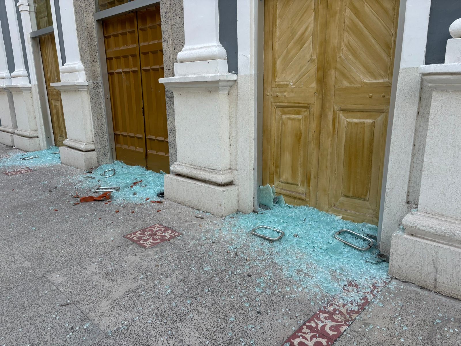 Homem quebra portas de vidro da Catedral de Teresina em tentativa de arrombamento