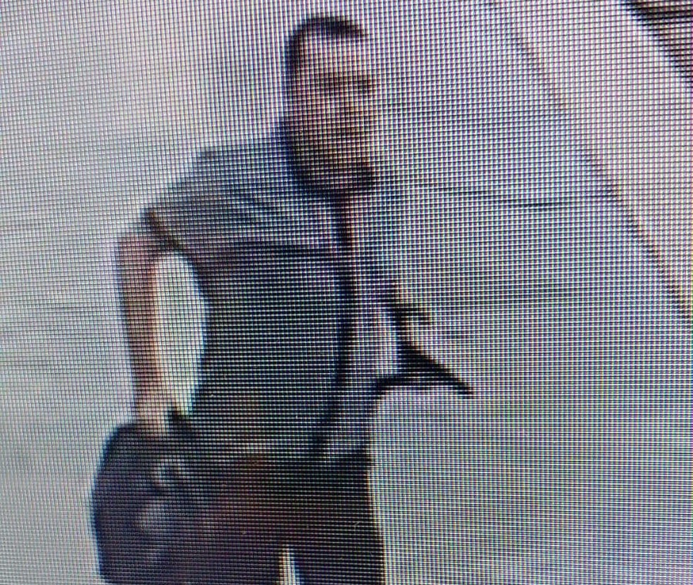 Imagem mostra maquinista Ricardo de Oliveira Dias fugindo com arma de fogo em SP — Foto: Arquivo Pessoal