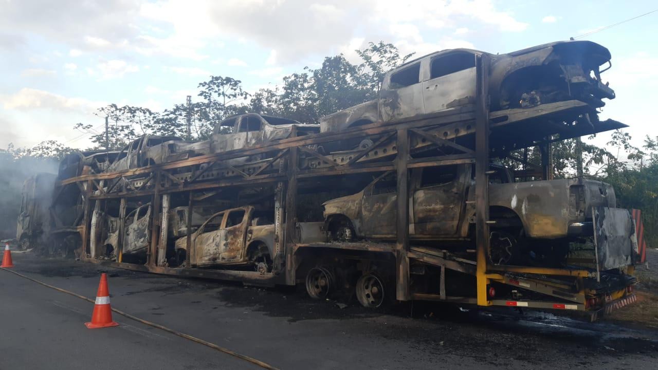 Caminhão-cegonha pega fogo e 8 caminhonetes novas ficam destruídas no interior de AL