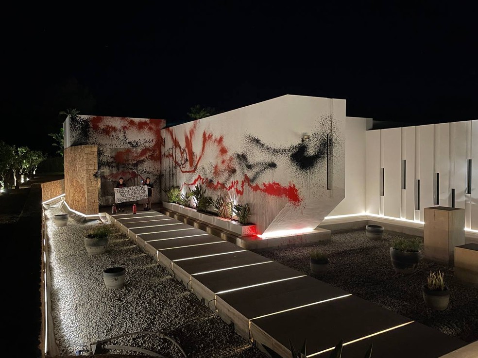 Fachada da mansão do jogador Lionel Messe em Ibiza, na Espanha, após grupo vandalizar residência, em 6 de agosto de 2024. — Foto: Futuro Vegetal via AFP