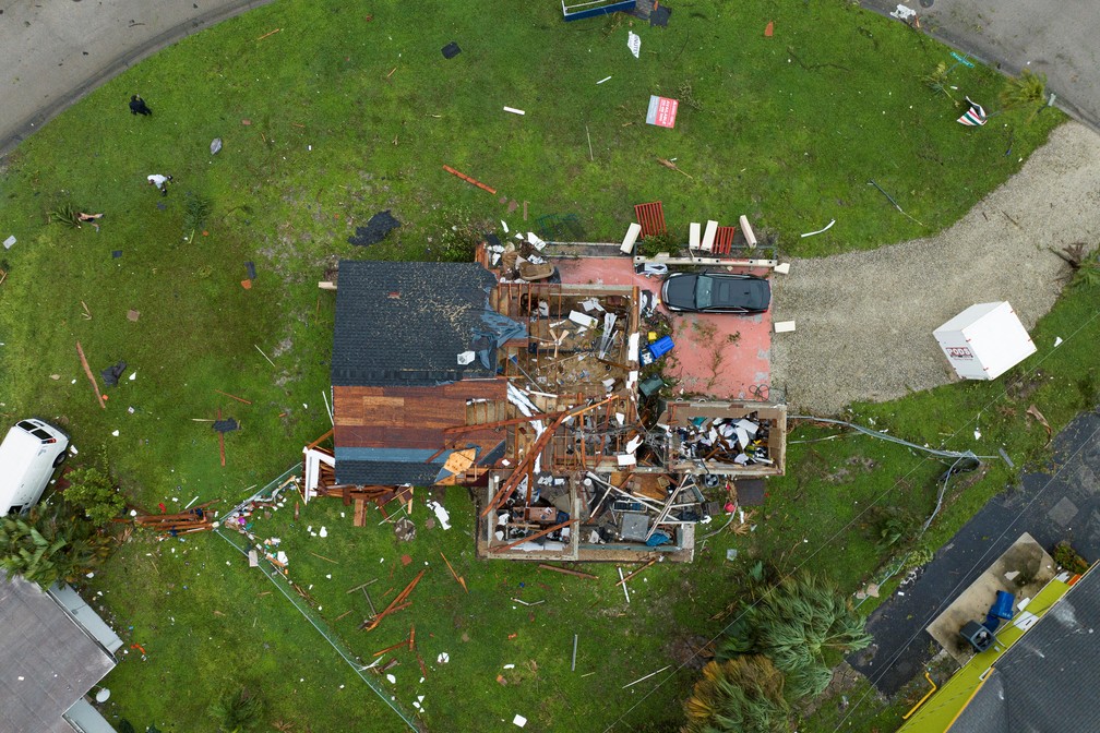 Drone mostra casa destruída em Fort Myers, na Flórida, nesta quarta-feira (9), antes da chegada do furacão Milton — Foto: Ricardo Arduengo/Reuters