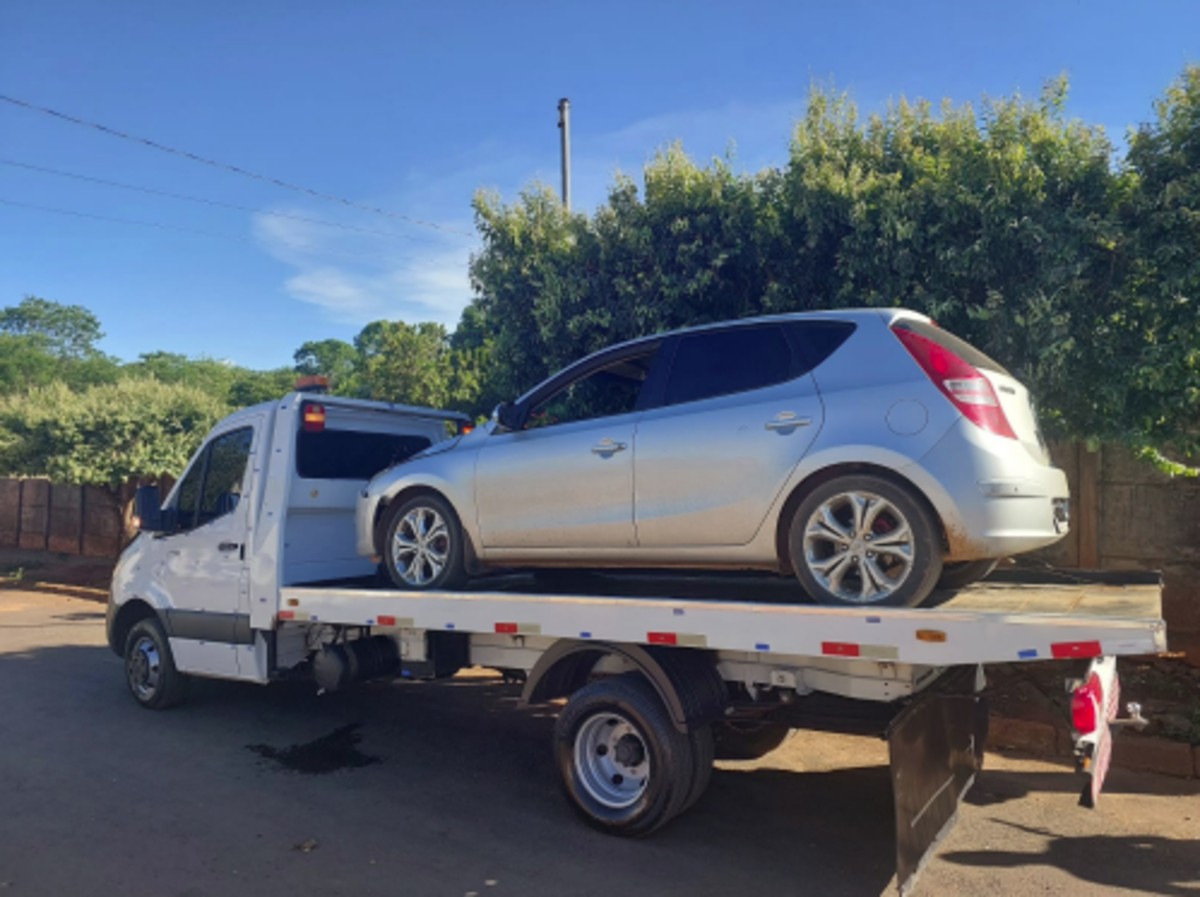 Jovens fogem da PM em carro furtado, batem em árvore e são detidos após se esconderem em matagal