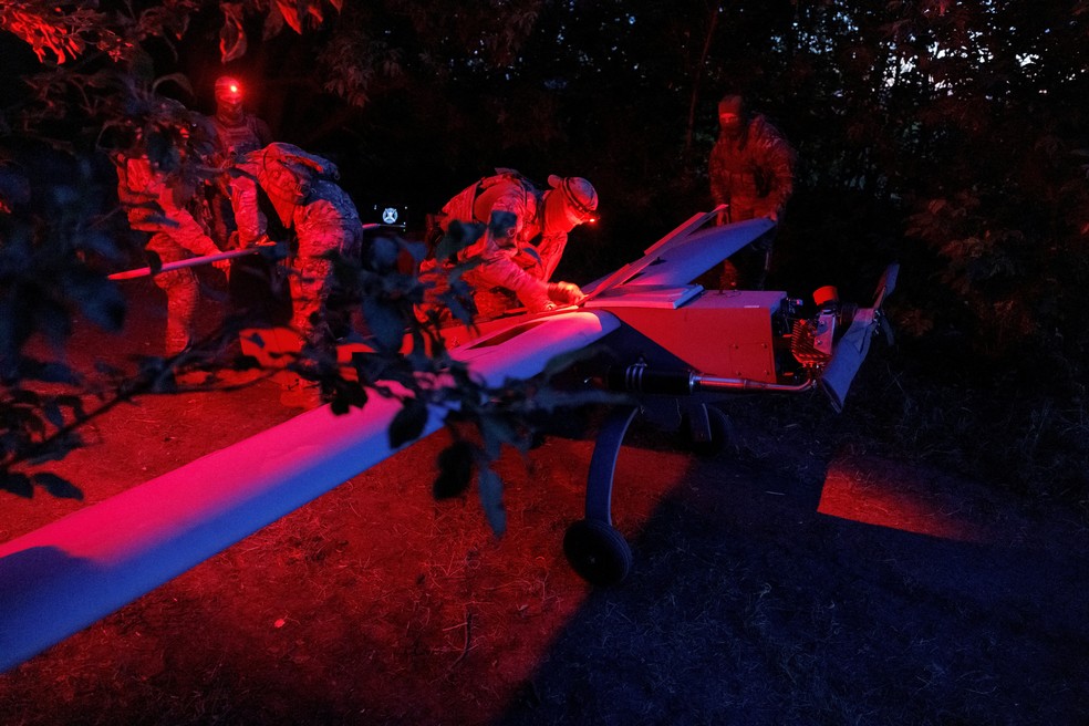 Militares da companhia Sparta, das Forças Armadas da Ucrânia, preparam um drone de ataque de médio alcance Zozulia — Foto: REUTERS/Valentyn Ogirenko