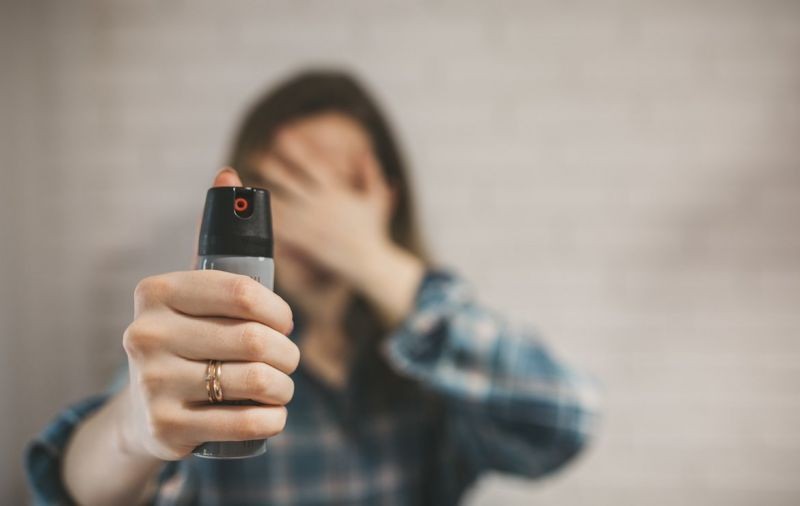Projeto de lei quer liberar 'spray de pimenta' para mulheres no RJ