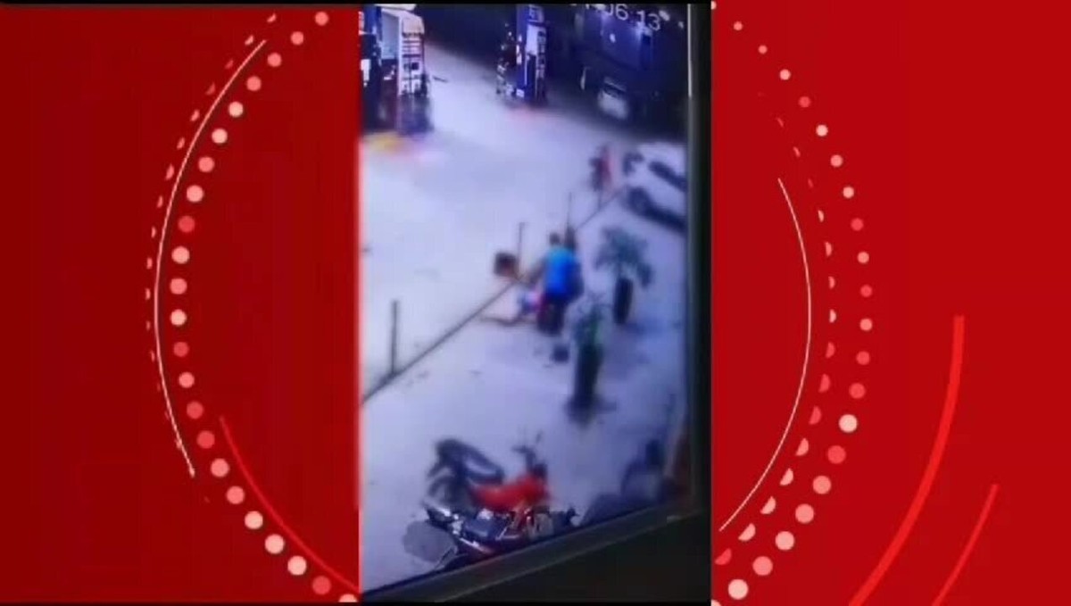 VÍdeo Mostra Mulher Sendo Agredida Com Chutes Socos E Até Com Facão Em Posto De Combustíveis Em