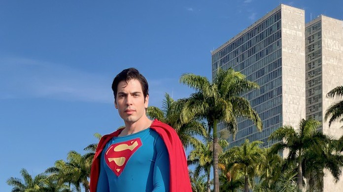 Super-Homem brasileiro faz sucesso nas ruas e chama a atenção de Hollywood  