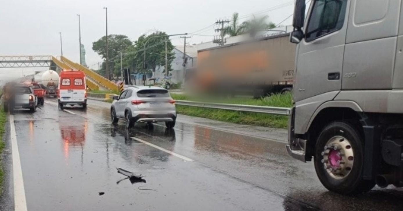 Acidente entre carreta e caminhonete deixa pessoa ferida na Via Dutra, em Resende