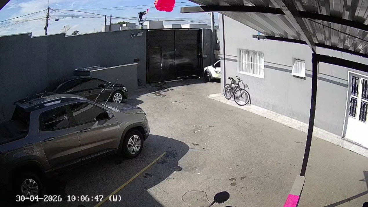 VÍDEO: paraquedista atinge fiação de energia após falha no equipamento em Boituva