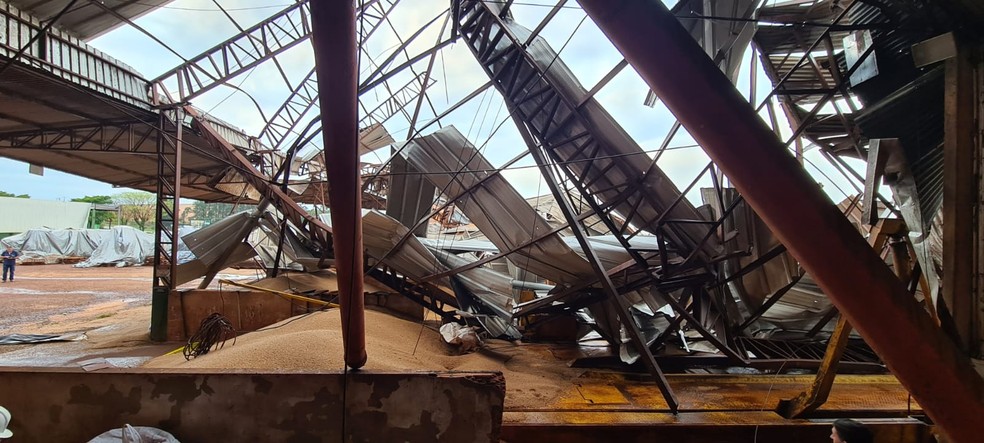 Cobertura de silo de cooperativa é destruída após vendaval no PR — Foto: Coprossel