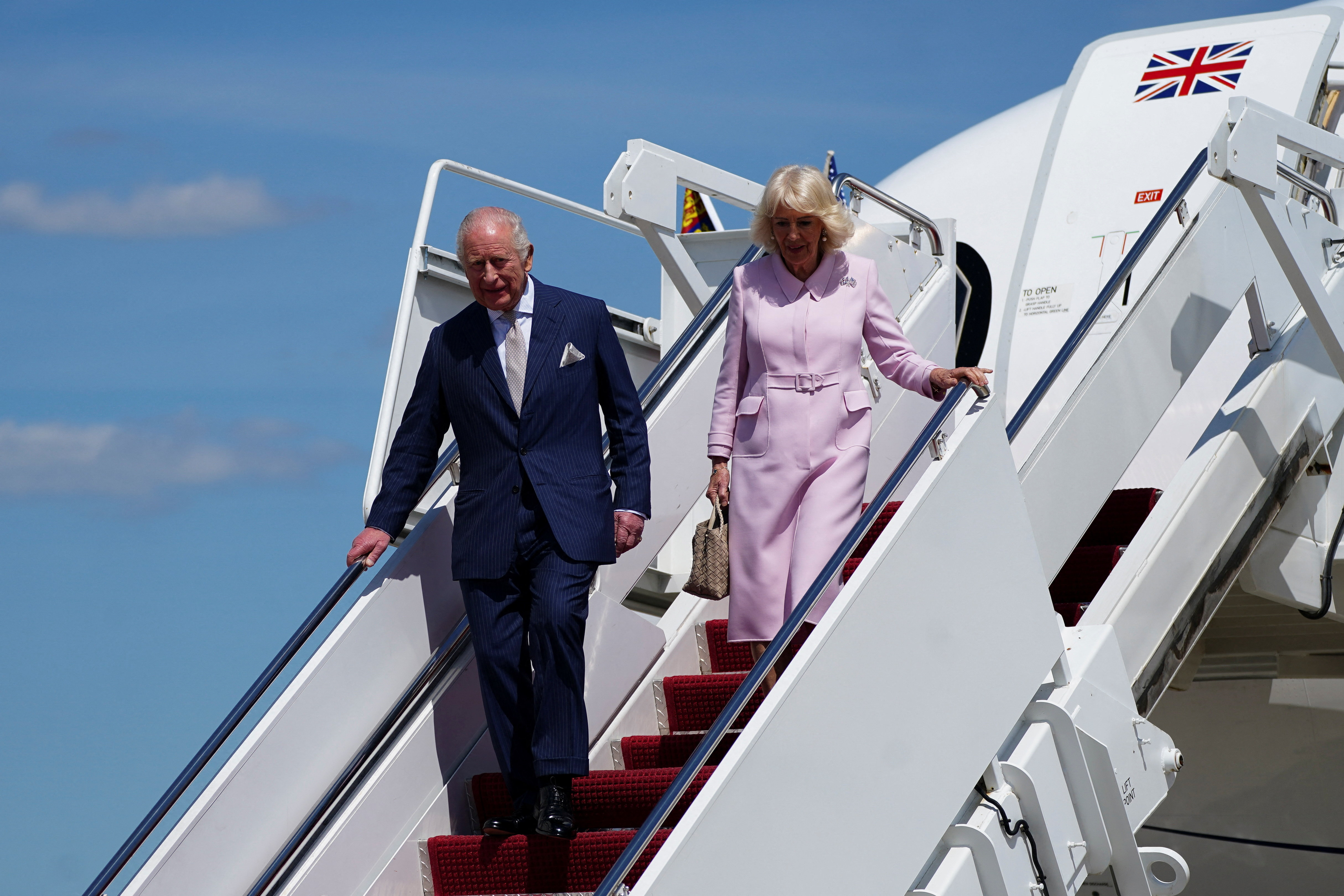 Rei Charles III chega aos EUA em meio a crise diplomática e tensão após tiroteio em jantar com Trump