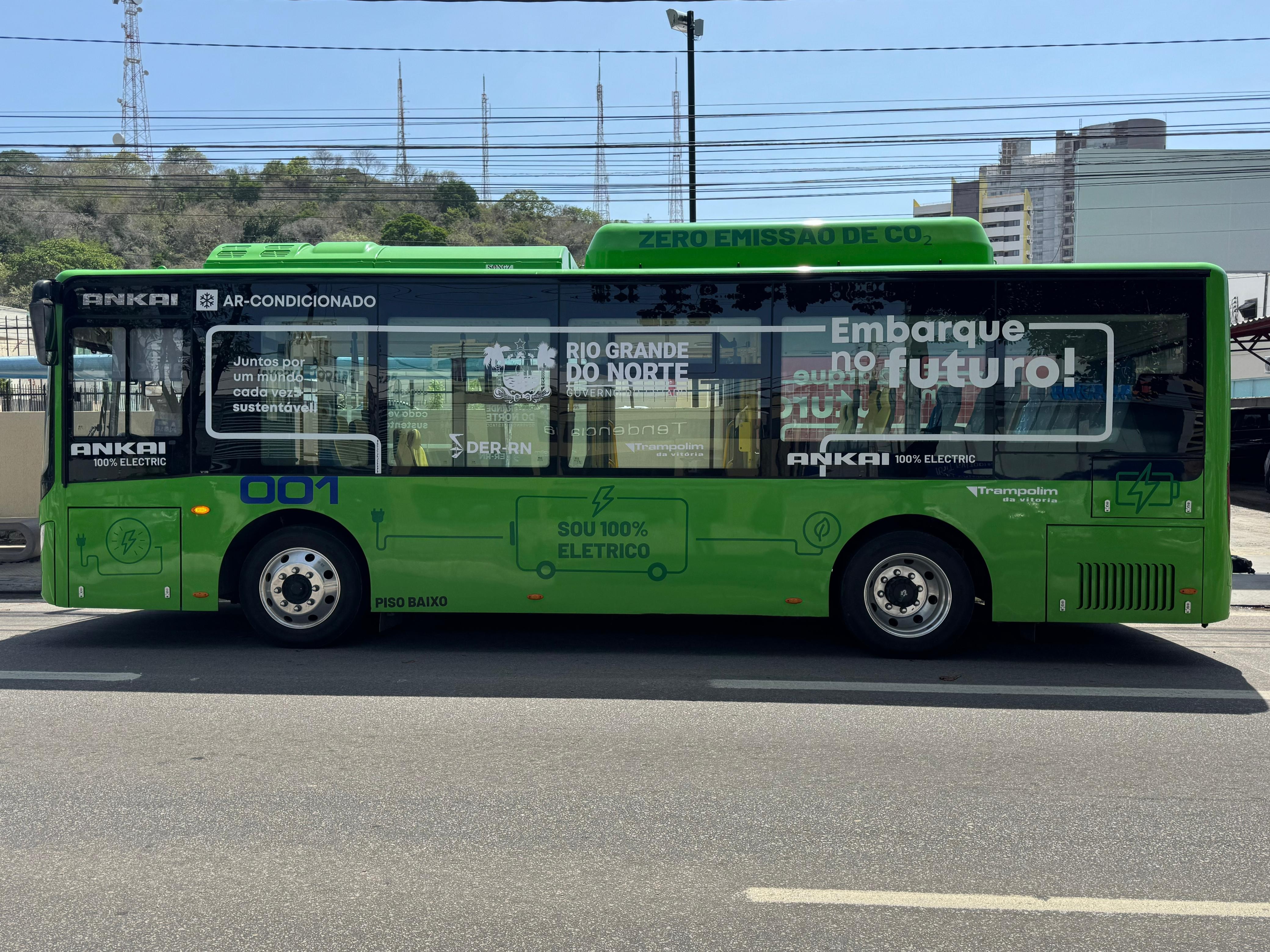 Ônibus elétrico se envolve em acidente de trânsito na primeira viagem de teste na Grande Natal