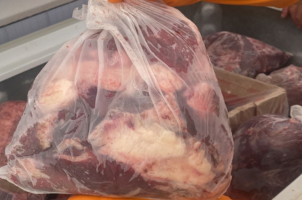 Carne apreendida durante fiscalização — Foto: Procon Minas Gerais