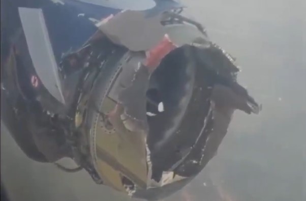 VÍDEO: Passageiros ouvem explosão, motor de avião perde carenagem e piloto faz pouso de emergência na Nigéria