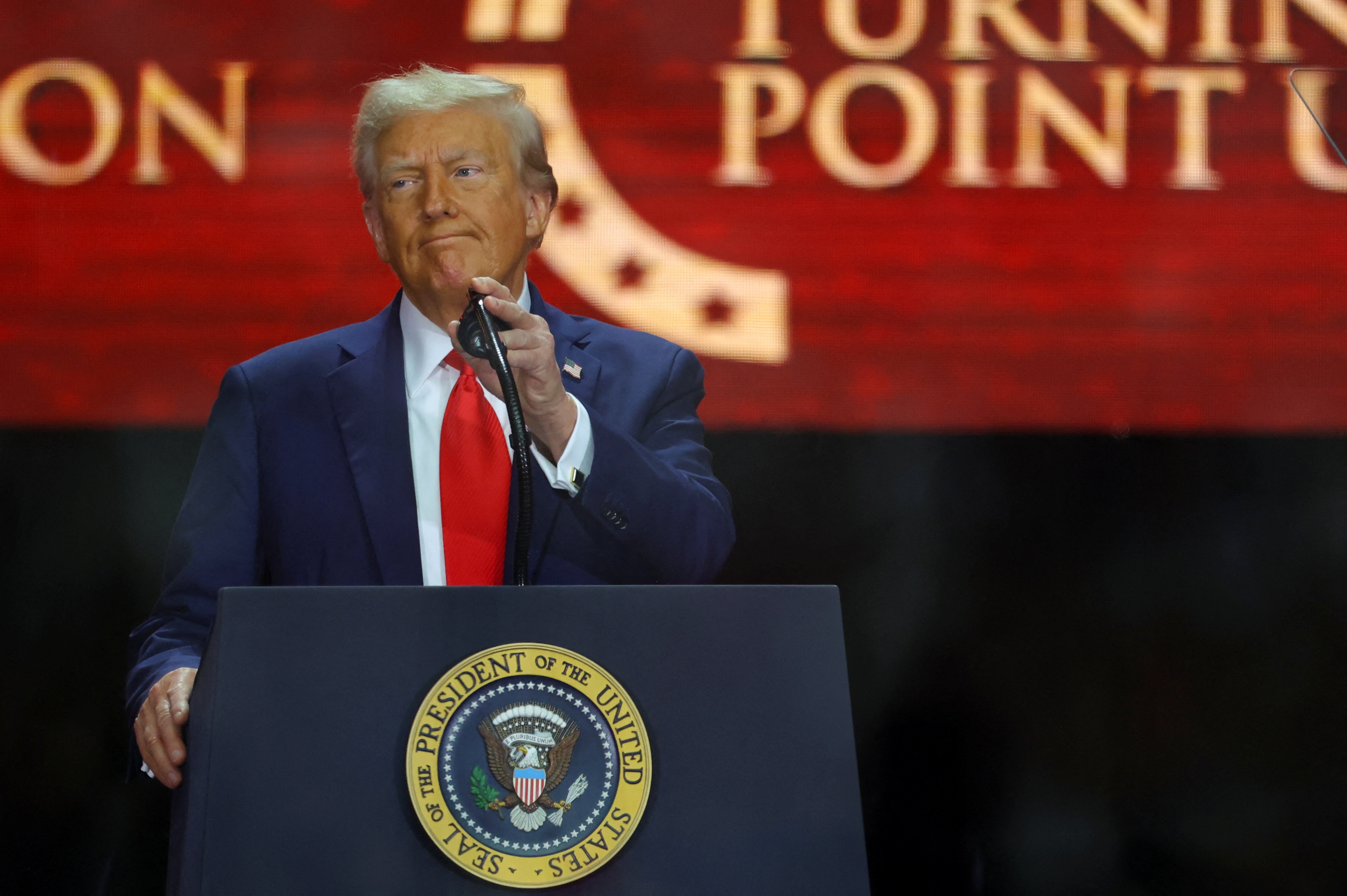 Trump diz que Charlie Kirk se tornou um 'mártir pela liberdade'; funeral reuniu milhares em estádio