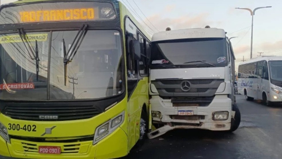 Carreta colite em ônibus e trânsito fica lento na Avenida Jerônimo de Albuquerque, em São Luís — Foto: Juvêncio Martins/TV Mirante