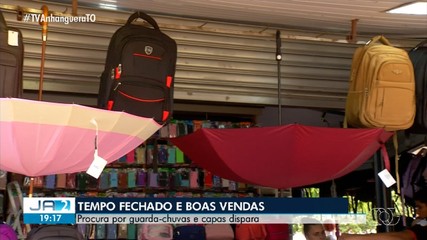 Chuva movimenta comércio de capas e guarda-chuvas na capital