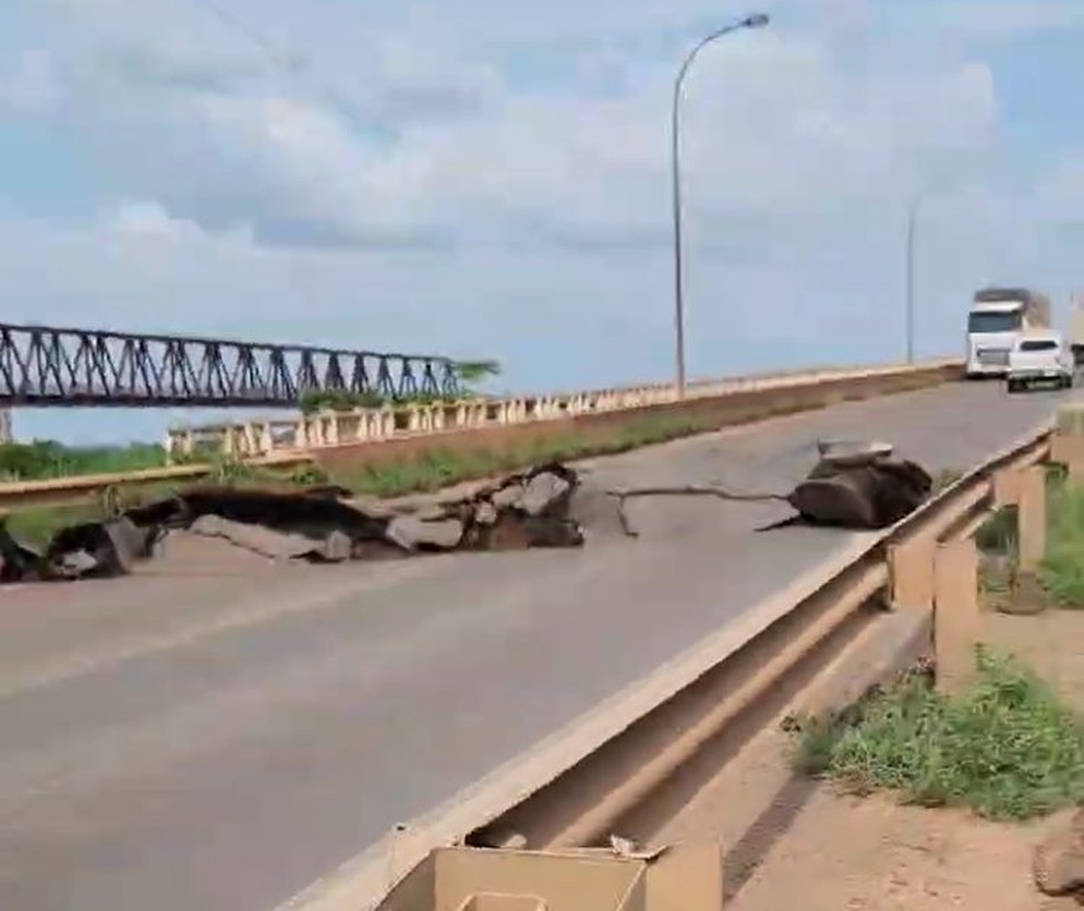 Asfalto da ponte entre o Tocantins e o Maranhão cedeu na hora do desabamento — Foto: Divulgação/Redes sociais