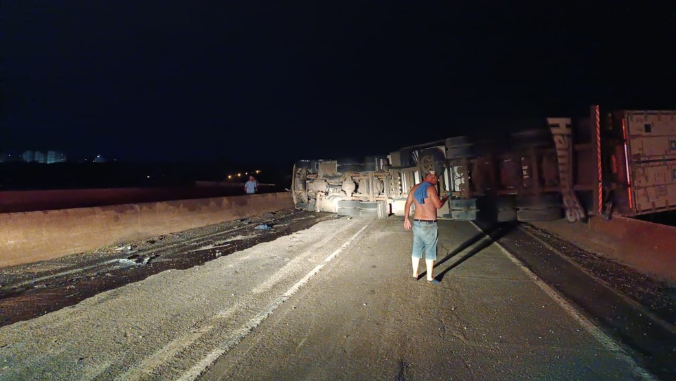 Ciclista morre atropelado por carreta, veículo tomba e interdita Contorno Norte de Maringá — Foto: Corpo de Bombeiros