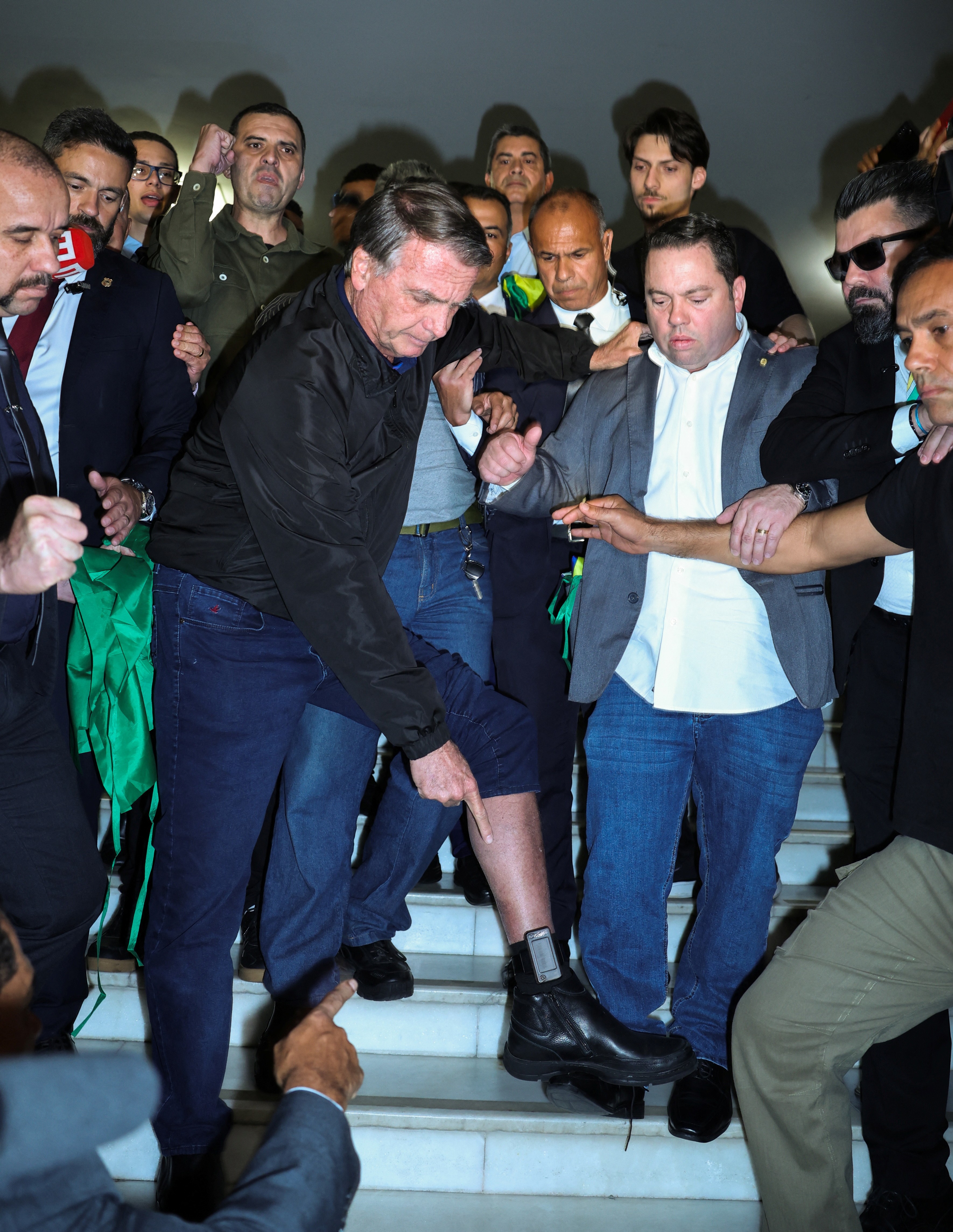 Tornozeleira de Jair Bolsonaro teve de ser trocada na madrugada em razão de violação