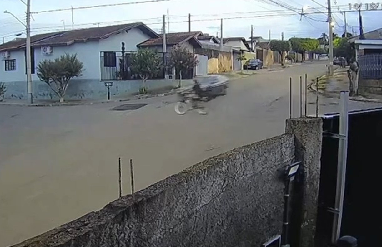 VÍDEO: motorista bêbado é preso após atropelar adolescente em bicicleta motorizada em SP