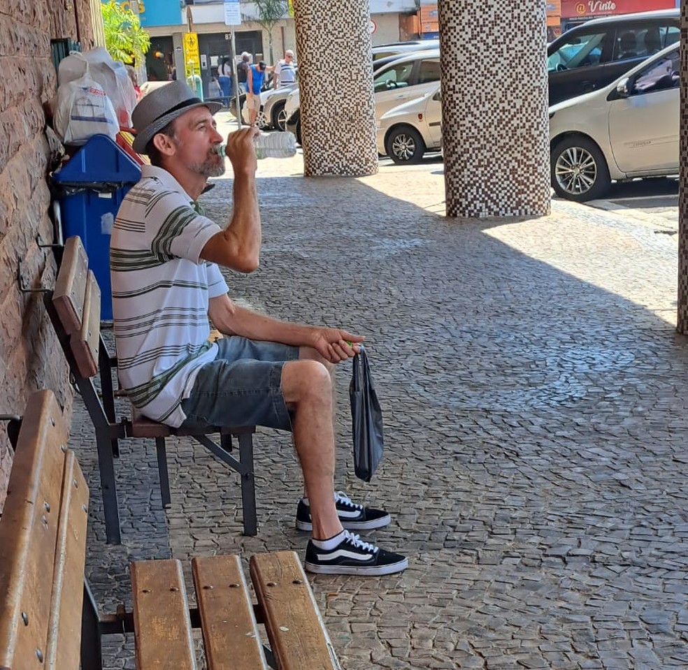 Médica orienta população a beber bastante água durante dias mais quentes para evitar efeitos provocados pelas altas temperaturas no organismo — Foto: Claudia Assencio/g1