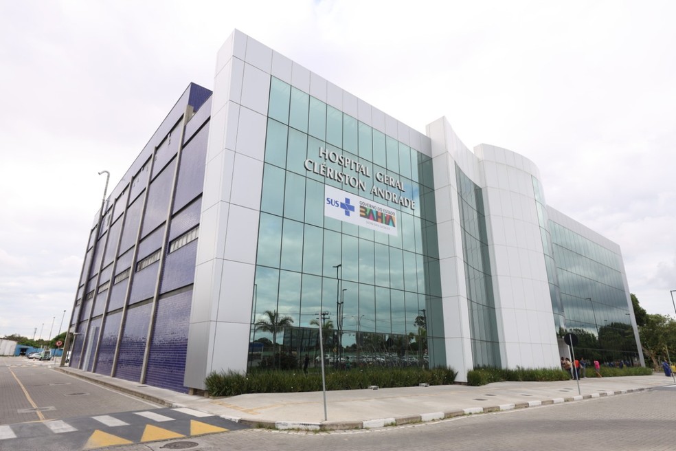 Vítima está internada em estado grave no Hospital Geral Clériston Andrade. — Foto: Mateus Pereira/GOVBA