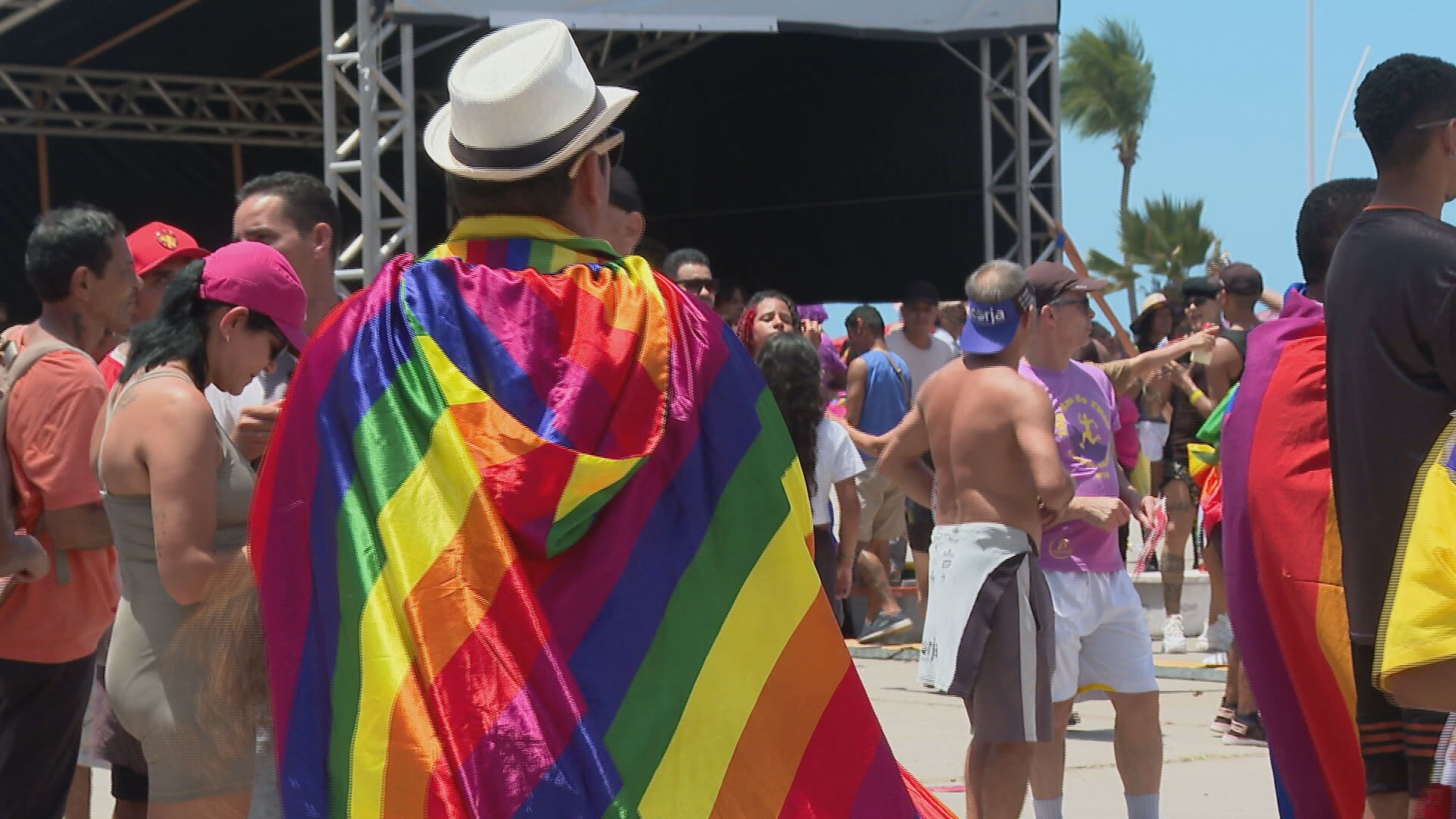 Com tema político e shows de brega, Parada da Diversidade celebra direitos da população LGBTQIA+ no Recife; veja imagens