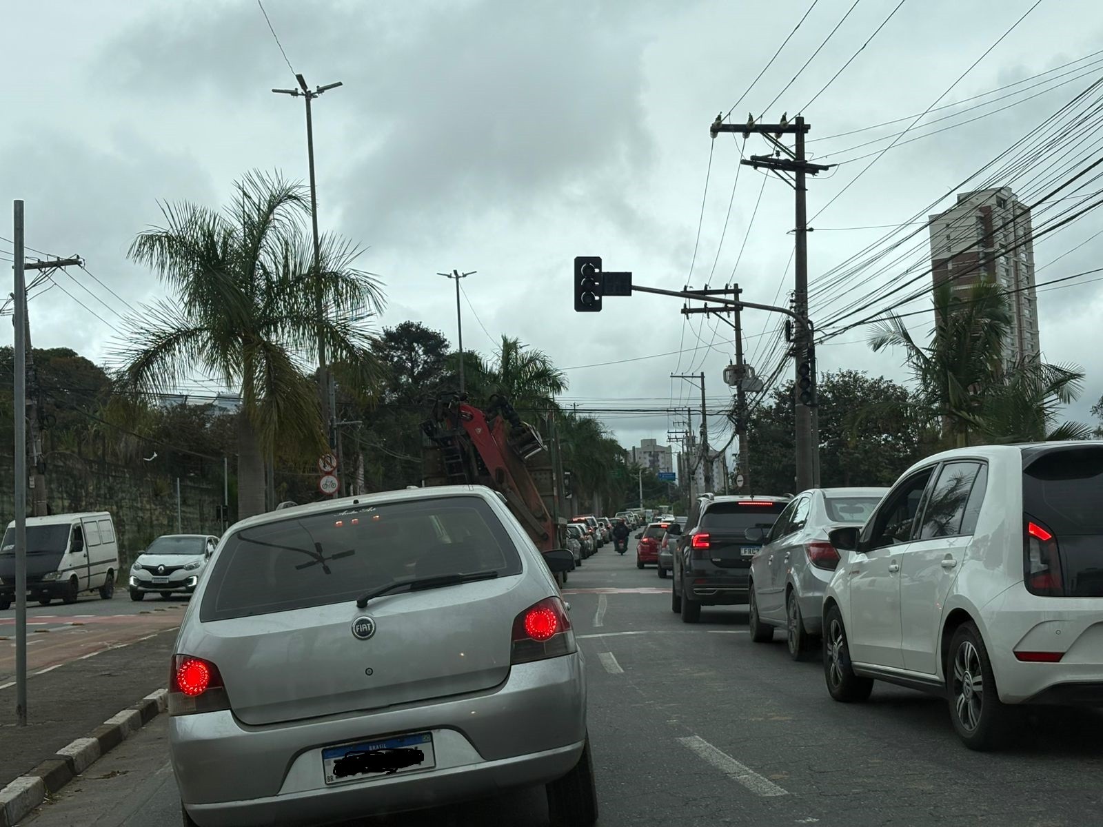 Semáforo quebrado causa congestionamento em avenida de Mogi das Cruzes