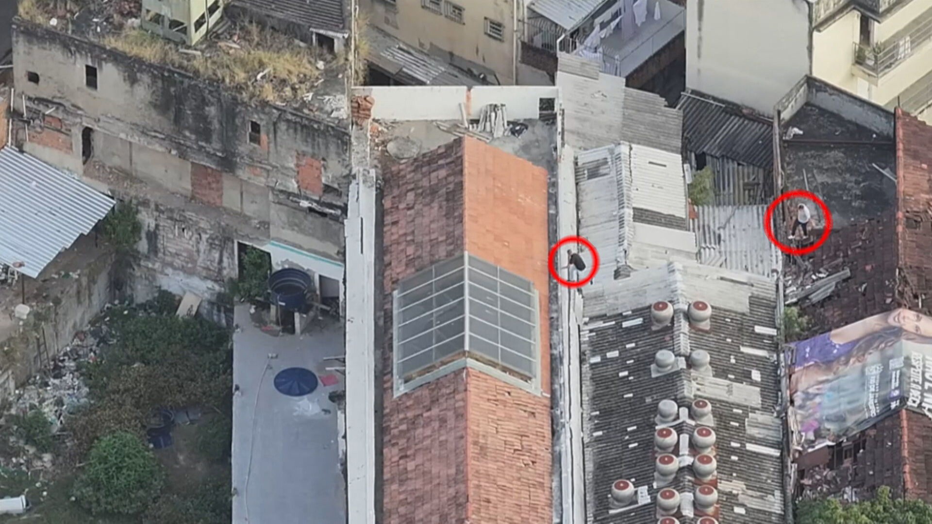 Homens tentam fugir pelo telhado em operação contra ‘bunker’ do tráfico na Lapa; 2 são presos  